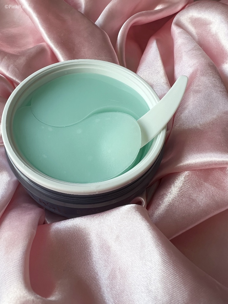 Van het merk Xlash Cosmetics heb ik een aantal weken terug een pakket ontvangen met diverse producten om mee aan de slag te gaan. Ik had nog nooit eerder van dit merk gehoord, maar in het pakket zat echt van alles, denk aan mascara's, wenkbrauwproducten, wimperserum en de Rejuvenating Eye Gels...daar ga ik het in dit artikel over hebben.