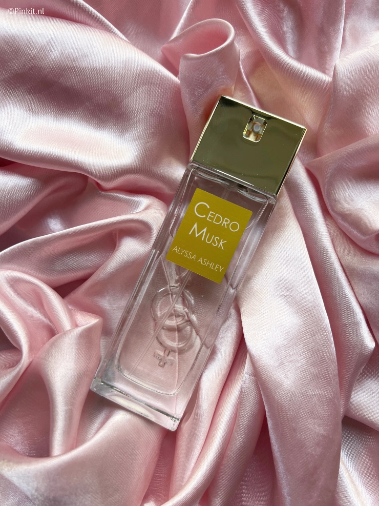 Volgens mij is bijna iedereen wel bekend met de populaire Musk lijn van het merk Alyssa Ashley, ook op Pinkit.nl heb ik daar al eerder over geschreven. Er zijn twee nieuwe flankers gelanceerd genaamd Red Berry Musk & Cedro Musk, beide heb ik ontvangen om te proberen.