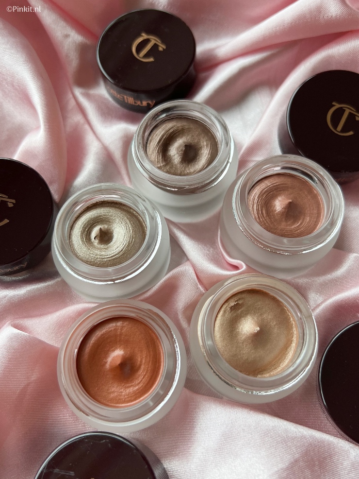 Een tijdje geleden had Charlotte Tilbury sale op diverse producten (nog voor Black Friday), ik bestelde onder andere de Eyes To Mesmerise in 5 diverse kleuren. In 2019 maakte ik voor het eerst kennis met de Eyes To Mesmerise in de kleuren Star Gold & Rosy Gold, beide kleuren kleuren gebruik ik nog steeds regelmatig. Daarom werd het tijd om een aantal kleuren aan mijn make-up collectie toe te voegen...