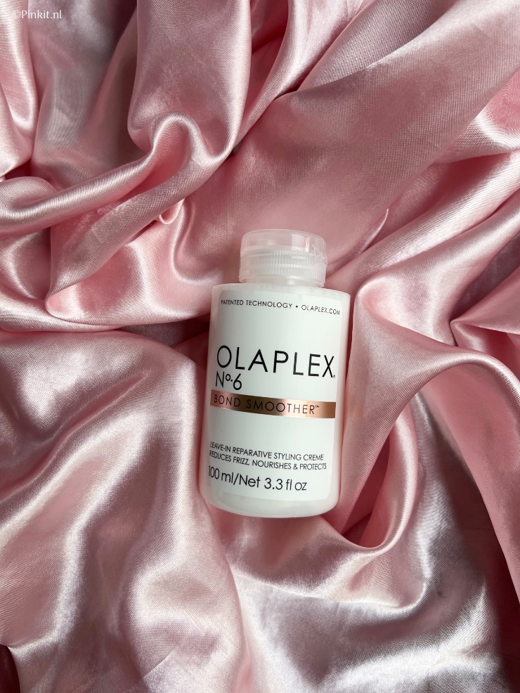 De haarverzorgingsproducten van Olaplex zijn wereldwijd razend populair en dat is natuurlijk met een reden. Ik heb zelf al meerdere flessen van de No.3 Hair Perfector (liefde!) opgemaakt, maar verder was ik nog niet zo bekend met dit merk. Tot een paar weken terug, er kwam een pakket binnen met 5 Olaplex producten en die heb ik uiteraard een tijdje goed getest. Welk product is het fijnste en hoe gebruik je deze producten eigenlijk? Dat vertel ik allemaal in dit artikel...