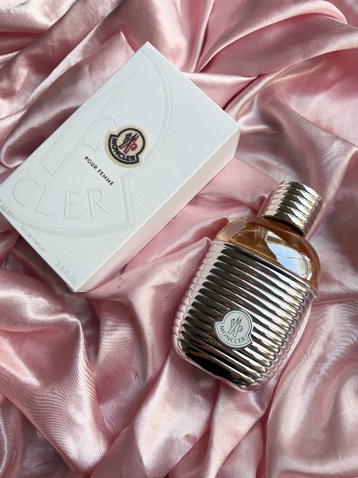 De eerste parfum lancering van het modemerk Moncler is een feit en ik mocht met Moncler Pour Femme kennismaken. Omdat het bijna kerst wilde ik over deze nieuwe lancering schrijven, want het is absoluut een aanrader voor onder de kerstboom (voor de heren is er ook een Moncler Pour Homme). 