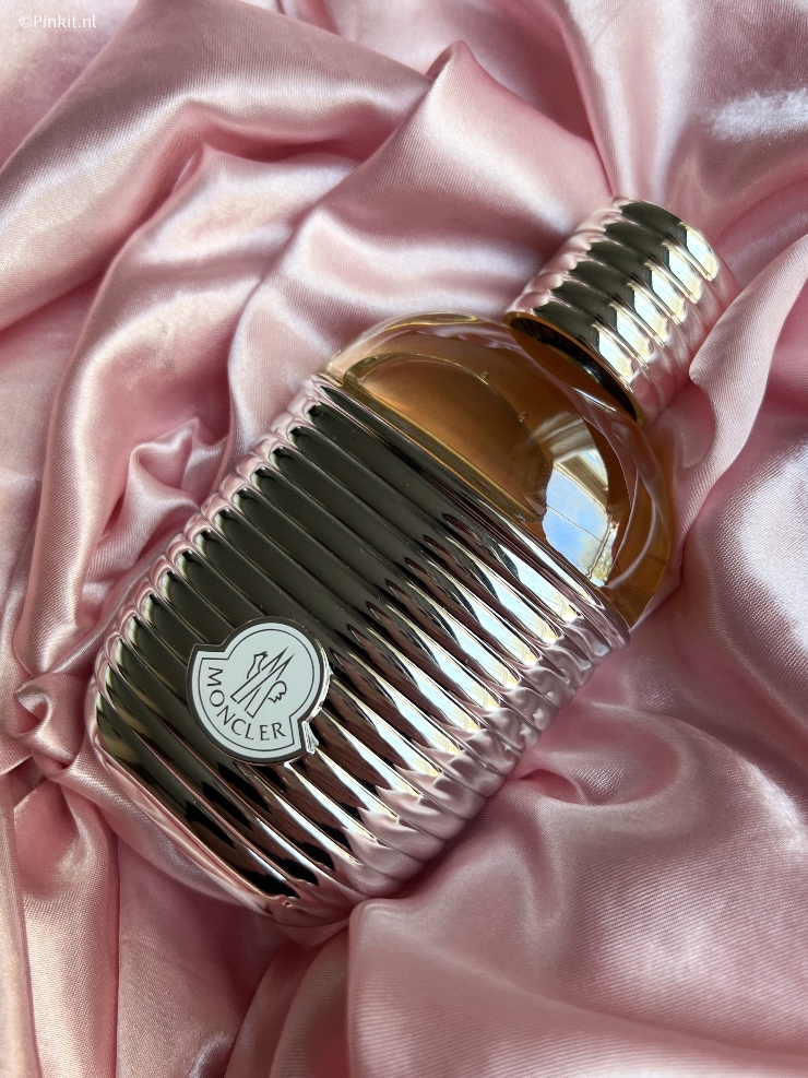 De eerste parfum lancering van het modemerk Moncler is een feit en ik mocht met Moncler Pour Femme kennismaken. Omdat het bijna kerst wilde ik over deze nieuwe lancering schrijven, want het is absoluut een aanrader voor onder de kerstboom (voor de heren is er ook een Moncler Pour Homme).