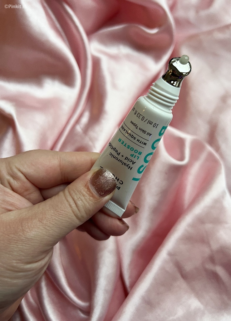 Het is alweer even geleden dat ik een artikel heb geschreven over Paula's Choice, er staan inmiddels al heel wat reviews over dit mooie merk hier op Pinkit.nl online. Een paar weken geleden lanceerde Paula's Choice de nieuwe Hyaluronic Acid + Peptide Lip Booster, ik ben gelijk begonnen met het testen en gebruiken van dit product.