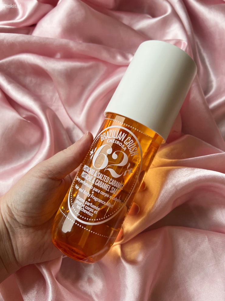 Het is alweer drie jaar geleden dat ik het merk Sol de Janeiro heb leren kennen, nog steeds ben ik gek op de geur van deze producten. Daarom bestelde ik de Sol de Janeiro Brazilian Crush Cheirosa 62 Fragrance Body Mist, deze body mist heeft de héérlijke geur van pistache en gezouten caramel.