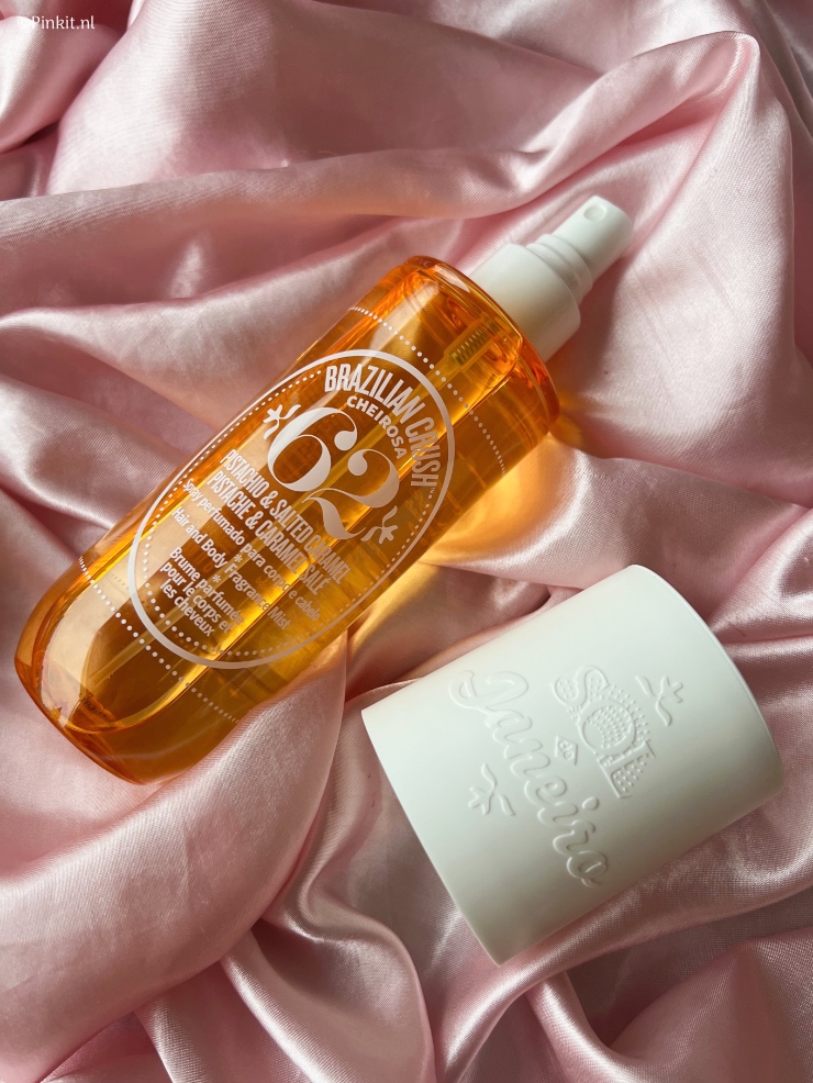 Het is alweer drie jaar geleden dat ik het merk Sol de Janeiro heb leren kennen, nog steeds ben ik gek op de geur van deze producten. Daarom bestelde ik de Sol de Janeiro Brazilian Crush Cheirosa 62 Fragrance Body Mist, deze body mist heeft de héérlijke geur van pistache en gezouten caramel.