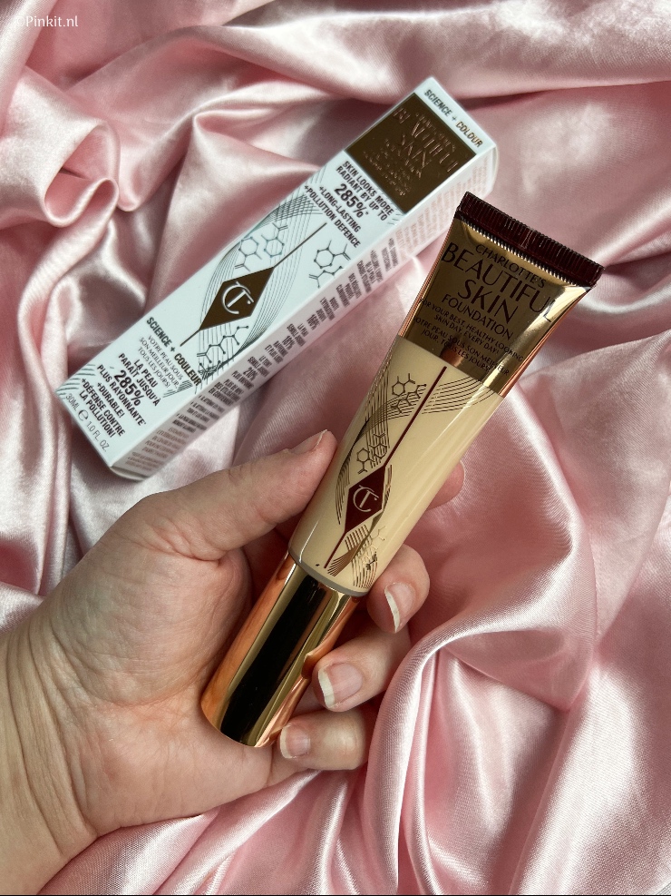 Tijdens een online event maakte ik kennis met de nieuwe Charlotte's Beautiful Skin Foundation van Charlotte Tilbury. Deze foundation klinkt als een perfect match voor mijn huid en het leuke is, dat ik er zelf ook mee aan de slag mocht gaan! Inmiddels heb ik de Charlotte's Beautiful Skin Foundation al een paar weken in gebruik en dit product is nu eindelijk ook (online) te koop.