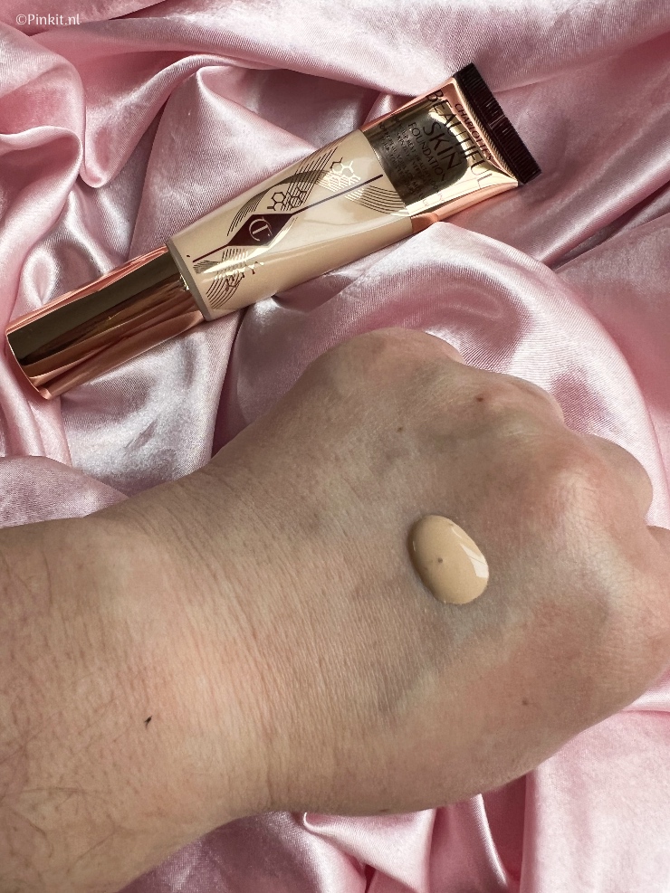 Tijdens een online event maakte ik kennis met de nieuwe Charlotte's Beautiful Skin Foundation van Charlotte Tilbury. Deze foundation klinkt als een perfect match voor mijn huid en het leuke is, dat ik er zelf ook mee aan de slag mocht gaan! Inmiddels heb ik de Charlotte's Beautiful Skin Foundation al een paar weken in gebruik en dit product is nu eindelijk ook (online) te koop.