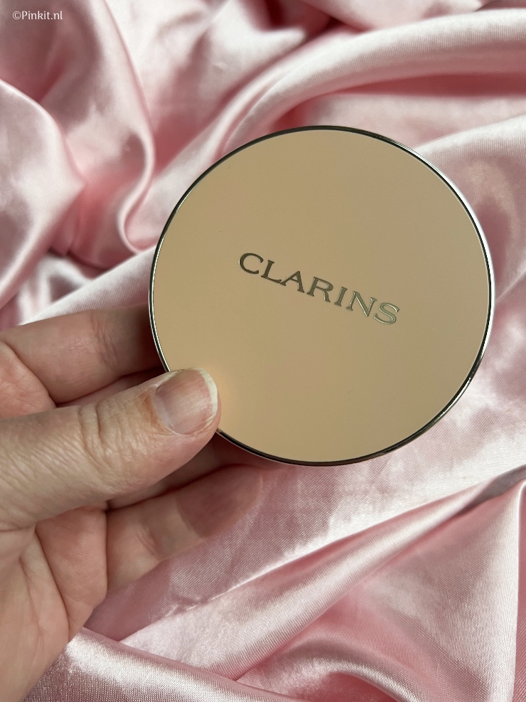 Sinds een paar weken heb ik drie nieuwe lancering van Clarins in gebruik, voor het testen van de Skin Illusion Velvet, Evet Matte Compact Powder & Ever Matte Loose Powder heb ik even de tijd genomen. Inmiddels zijn deze producten verkrijgbaar en in dit artikel vertel ik daar ook wat meer over.