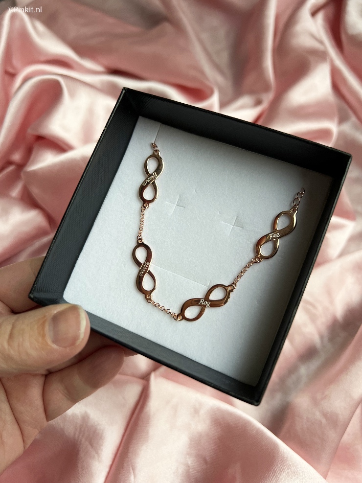 Afgelopen week kwam er weer iets moois binnen van het merk KAYA Sieraden, namelijk een Infinity armband met onze namen er in gegraveerd. Zo'n sieraad is natuurlijk mooi om iemand cadeau te doen, dat hoeft niet alleen tijdens de feestdagen. Een paar jaar geleden heb ik ook een naamketting van dit merk ontvangen, deze ziet er nog steeds prachtig uit.