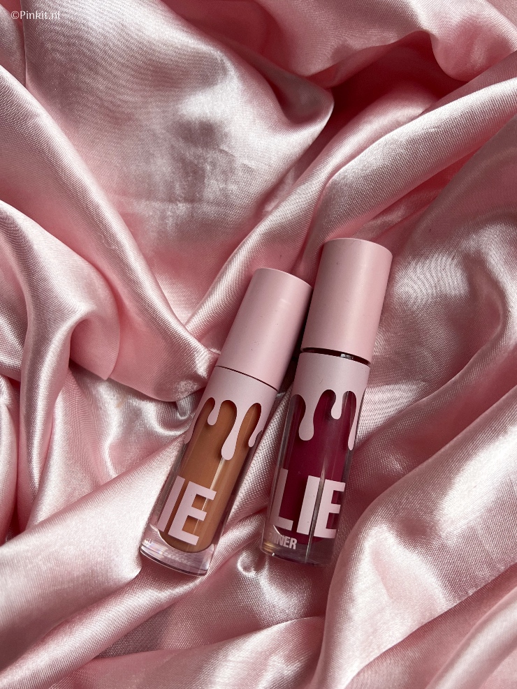 Het merk Kylie Cosmetics is sinds enkele maanden verkrijgbaar in Nederland, gewoon bij de Douglas. Geen weken meer wachten en douanekosten betalen. Ik heb al een aantal producten getest (reviews staan hier op Pinkit.nl) en ik heb nog producten ontvangen om te gaan proberen, zo ook de Kylie Cosmetics High Gloss in de kleur Partner In Crime. Ik bestelde zelf nog de kleur Posie K, om de review net wat uitgebreider te kunnen maken (dit is gewoon een goed excuus om te kunnen shoppen haha!).