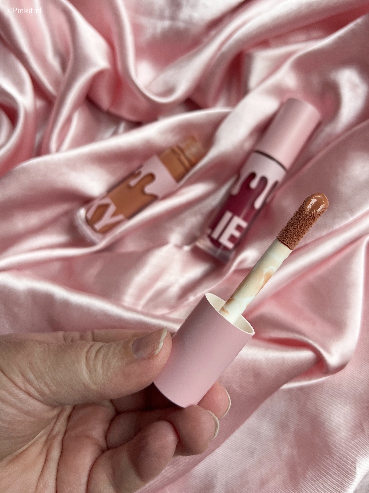 Het merk Kylie Cosmetics is sinds enkele maanden verkrijgbaar in Nederland, gewoon bij de Douglas. Geen weken meer wachten en douanekosten betalen. Ik heb al een aantal producten getest (reviews staan hier op Pinkit.nl) en ik heb nog producten ontvangen om te gaan proberen, zo ook de Kylie Cosmetics High Gloss in de kleur Partner In Crime. Ik bestelde zelf nog de kleur Posie K, om de review net wat uitgebreider te kunnen maken (dit is gewoon een goed excuus om te kunnen shoppen haha!).
