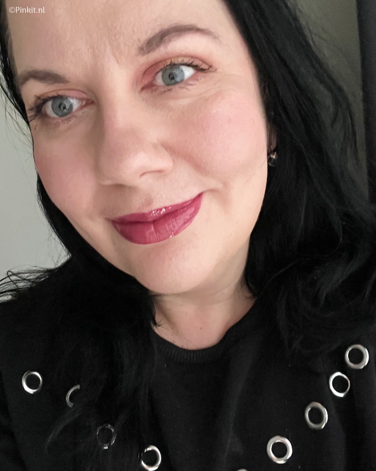Het merk Kylie Cosmetics is sinds enkele maanden verkrijgbaar in Nederland, gewoon bij de Douglas. Geen weken meer wachten en douanekosten betalen. Ik heb al een aantal producten getest (reviews staan hier op Pinkit.nl) en ik heb nog producten ontvangen om te gaan proberen, zo ook de Kylie Cosmetics High Gloss in de kleur Partner In Crime. Ik bestelde zelf nog de kleur Posie K, om de review net wat uitgebreider te kunnen maken (dit is gewoon een goed excuus om te kunnen shoppen haha!).