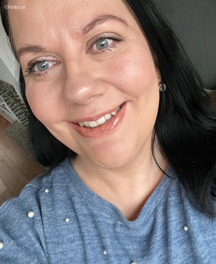 Het merk Kylie Cosmetics is sinds enkele maanden verkrijgbaar in Nederland, gewoon bij de Douglas. Geen weken meer wachten en douanekosten betalen. Ik heb al een aantal producten getest (reviews staan hier op Pinkit.nl) en ik heb nog producten ontvangen om te gaan proberen, zo ook de Kylie Cosmetics High Gloss in de kleur Partner In Crime. Ik bestelde zelf nog de kleur Posie K, om de review net wat uitgebreider te kunnen maken (dit is gewoon een goed excuus om te kunnen shoppen haha!).