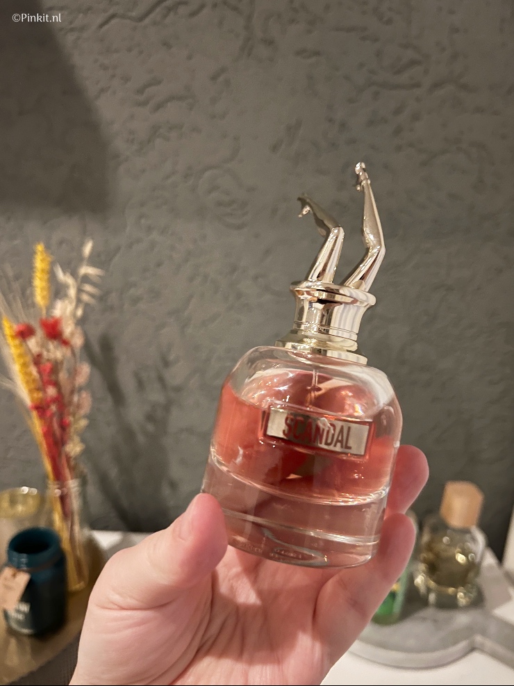De afgelopen weken zijn er weer diverse nieuwe parfums in mijn collectie gekomen, maar er zijn ook parfums die ik al jaren met liefde regelmatig draag. Tijd dus weer om een aantal parfum aanraders van dit moment met jullie te delen...