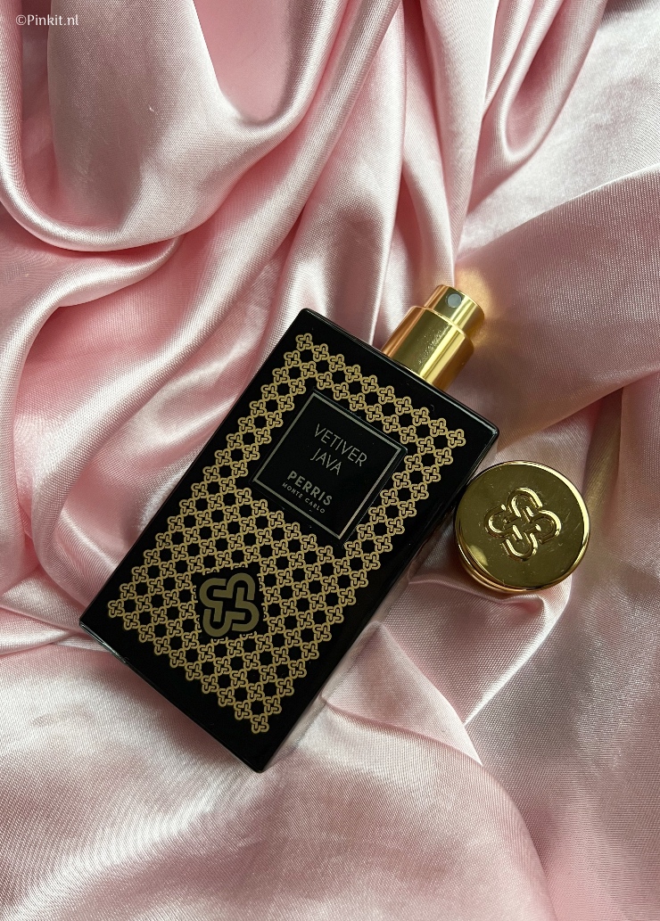 Eind 2021 lanceerde het niche merk Perris Monte Carlo een nieuw parfum, genaamd Vetiver Java. In mijn parfum collectie heb ik inmiddels diverse parfums van dit mooie merk en ik was ook gelijk erg nieuwsgierig naar deze nieuwe lancering. In dit artikel vertel ik daar natuurlijk graag wat meer over...