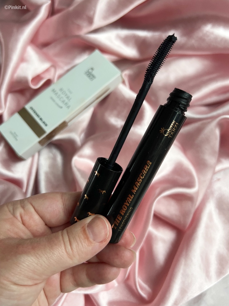 Queen Tarzi lanceerde eind 2021 The Royal Mascara in twee varianten: Volumizing & Lengthening. Zo kan je gemakkelijk zelf de gewenste mascara kiezen die het beste bij jouw wimpers passen. Ik heb beide mascara's al enkele weken in gebruik en in dit artikel vertel ik daar wat meer over...