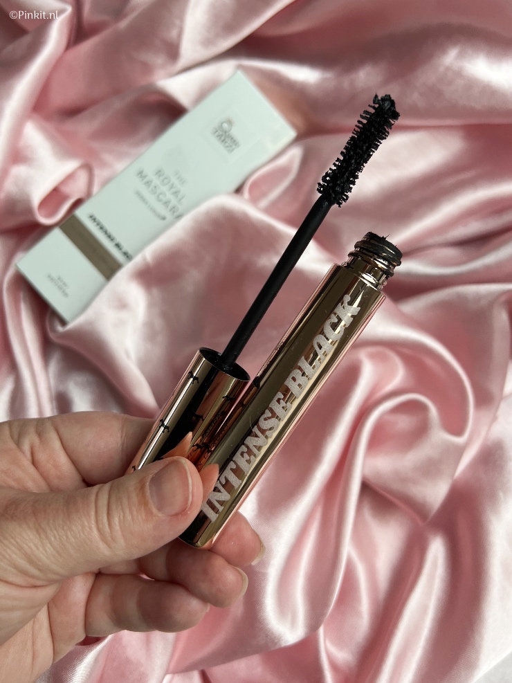 Queen Tarzi lanceerde eind 2021 The Royal Mascara in twee varianten: Volumizing & Lengthening. Zo kan je gemakkelijk zelf de gewenste mascara kiezen die het beste bij jouw wimpers passen. Ik heb beide mascara's al enkele weken in gebruik en in dit artikel vertel ik daar wat meer over...