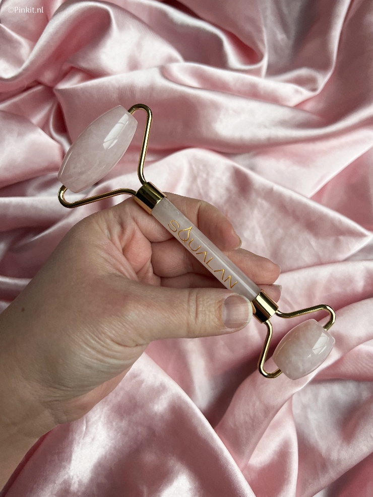 Beauty tools zijn razend populair, je hebt ze in allerlei soorten en van diverse merken. Ik heb er inmiddels een aantal getest, zo ook de Rose Quartz Facial Roller van Squalan. Dit mooie merk heb ik vorig jaar voor het eerst leren kennen en ook in 2022 ga je hier op Pinkit.nl meer over de producten van Squalan lezen.