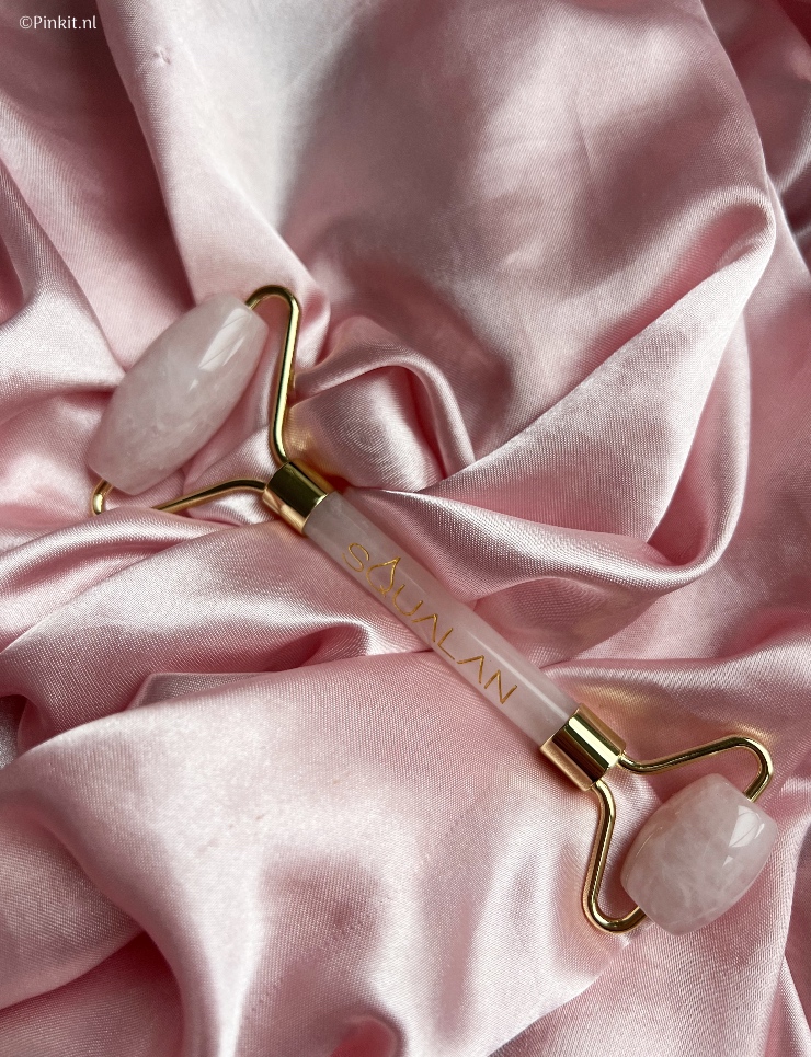 Beauty tools zijn razend populair, je hebt ze in allerlei soorten en van diverse merken. Ik heb er inmiddels een aantal getest, zo ook de Rose Quartz Facial Roller van Squalan. Dit mooie merk heb ik vorig jaar voor het eerst leren kennen en ook in 2022 ga je hier op Pinkit.nl meer over de producten van Squalan lezen.