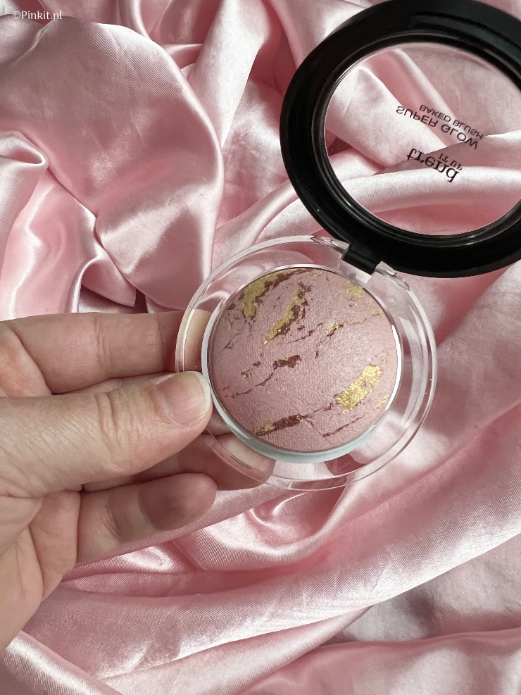 Het is alweer even geleden dat ik heb geschreven over een budget merk, maar deze tip wilde ik héél graag met jullie delen. Ik zag op Youtube namelijk de trend IT UP Super Glow Baked Blush voorbijkomen en raad eens wie er daarna heel snel langs de DM ging?