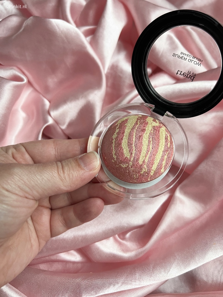 Het is alweer even geleden dat ik heb geschreven over een budget merk, maar deze tip wilde ik héél graag met jullie delen. Ik zag op Youtube namelijk de trend IT UP Super Glow Baked Blush voorbijkomen en raad eens wie er daarna heel snel langs de DM ging?