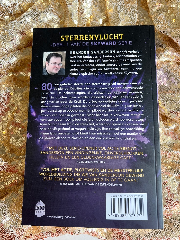 De afgelopen dagen ben ik begonnen in het boek Sterrenvlucht, geschreven door Brandon Sanderson. Dit is deel 1 uit de Skyward serie, in de genre science fiction. Op Booktok zag ik deze boeken serie al in het Engels voorbijkomen, maar gelukkig is de Nederlandse vertaling ook verkrijgbaar...daar ben ik dus mee aan de slag gegaan.