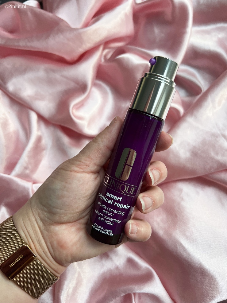 Eind vorig jaar kwam er bij mij een pakket binnen met daarin o.a. de Clinique Smart Clinical Repair Wrinkle Correcting serum. Alleen al de naam van dit maakte mij nieuwsgierig, maar ook alle beloftes. Ik ben dit serum een aantal weken gaan testen, samen met het Clinique Smart Clinical Multi-Dimensional Age Transformer Duo. Voor beide producten heb ik even flink de tijd genomen i.v.m. het testen, in dit artikel vertel ik over deze producten wat meer...