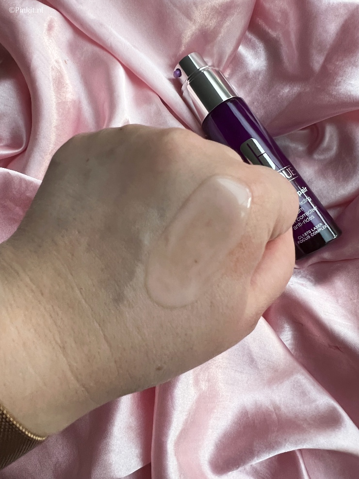 Eind vorig jaar kwam er bij mij een pakket binnen met daarin o.a. de Clinique Smart Clinical Repair Wrinkle Correcting serum. Alleen al de naam van dit maakte mij nieuwsgierig, maar ook alle beloftes. Ik ben dit serum een aantal weken gaan testen, samen met het Clinique Smart Clinical Multi-Dimensional Age Transformer Duo. Voor beide producten heb ik even flink de tijd genomen i.v.m. het testen, in dit artikel vertel ik over deze producten wat meer...
