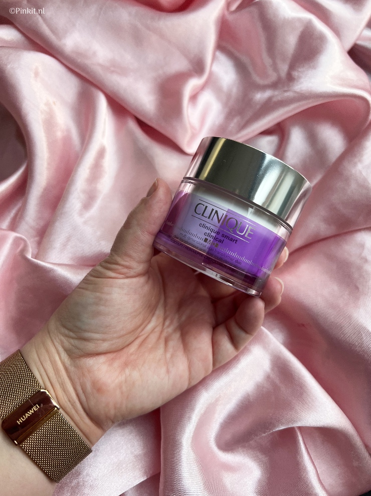 Eind vorig jaar kwam er bij mij een pakket binnen met daarin o.a. de Clinique Smart Clinical Repair Wrinkle Correcting serum. Alleen al de naam van dit maakte mij nieuwsgierig, maar ook alle beloftes. Ik ben dit serum een aantal weken gaan testen, samen met het Clinique Smart Clinical Multi-Dimensional Age Transformer Duo. Voor beide producten heb ik even flink de tijd genomen i.v.m. het testen, in dit artikel vertel ik over deze producten wat meer...