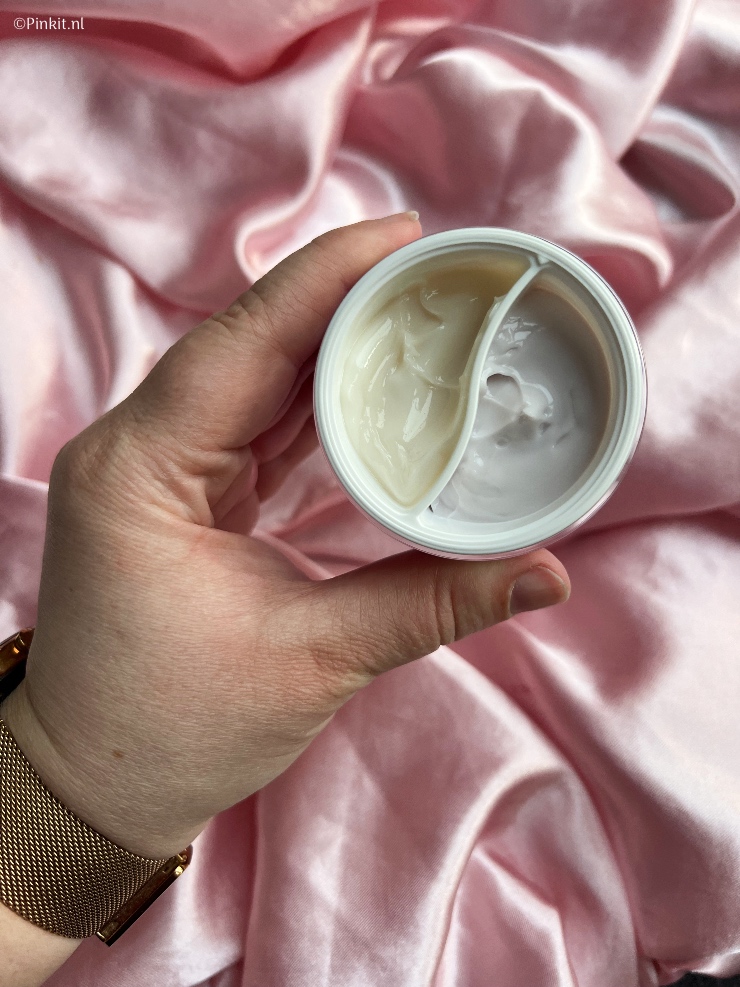 Eind vorig jaar kwam er bij mij een pakket binnen met daarin o.a. de Clinique Smart Clinical Repair Wrinkle Correcting serum. Alleen al de naam van dit maakte mij nieuwsgierig, maar ook alle beloftes. Ik ben dit serum een aantal weken gaan testen, samen met het Clinique Smart Clinical Multi-Dimensional Age Transformer Duo. Voor beide producten heb ik even flink de tijd genomen i.v.m. het testen, in dit artikel vertel ik over deze producten wat meer...