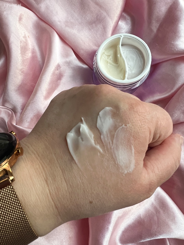Eind vorig jaar kwam er bij mij een pakket binnen met daarin o.a. de Clinique Smart Clinical Repair Wrinkle Correcting serum. Alleen al de naam van dit maakte mij nieuwsgierig, maar ook alle beloftes. Ik ben dit serum een aantal weken gaan testen, samen met het Clinique Smart Clinical Multi-Dimensional Age Transformer Duo. Voor beide producten heb ik even flink de tijd genomen i.v.m. het testen, in dit artikel vertel ik over deze producten wat meer...