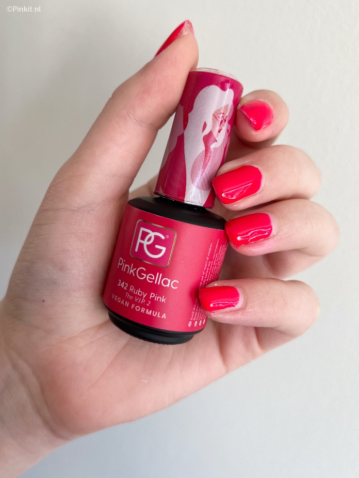 Did somebody say PINK? De nieuwe Pink Gellac V.I.P. 2 collectie bevat vijf nieuwe iconische kleuren die je rechtstreeks naar Pink Heaven sturen! Bruisende neon tinten en zachte, gedempte kleuren: De V.I.P. 2 collectie is de nieuwe essential voor elke Pink-A-Holic.