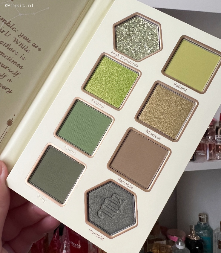 Tijdens het shoppen bij Shein zag ik een nieuw collectie van het merk SHEGLAM, diverse oogschaduw paletten met een sterrenbeeld als thema. Mijn sterrenbeeld is Maagd, daarom kocht ik het SHEGLAM Virtuous Virgo Palette. Het design ziet er namelijk mooi uit, alleen de groene tinten zijn best wel uit mijn comfort zone...