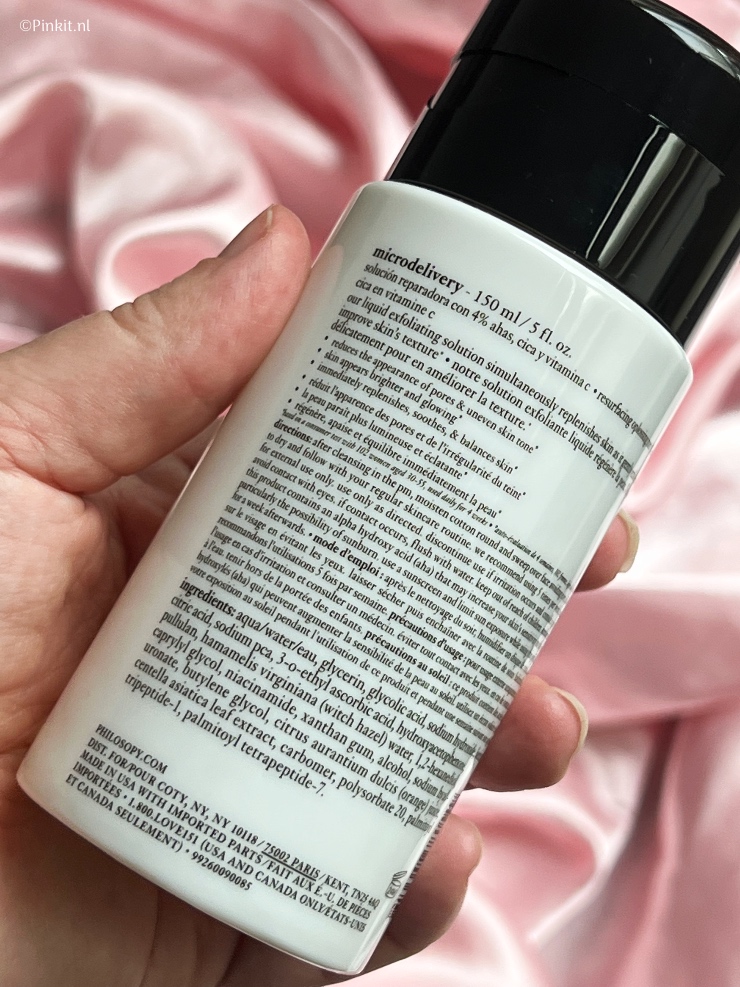 Eind vorig jaar lanceerde philosophy een nieuw product, namelijk de microdelivery resurfacing solution (note: alle namen van dit merk schrijf je zonder hoofdletter). Als groot fan ben ik natuurlijk gelijk begonnen het met testen en inmiddels zijn we enkele weken verder, zodat ik wat meer over dit fijne product kan vertellen.