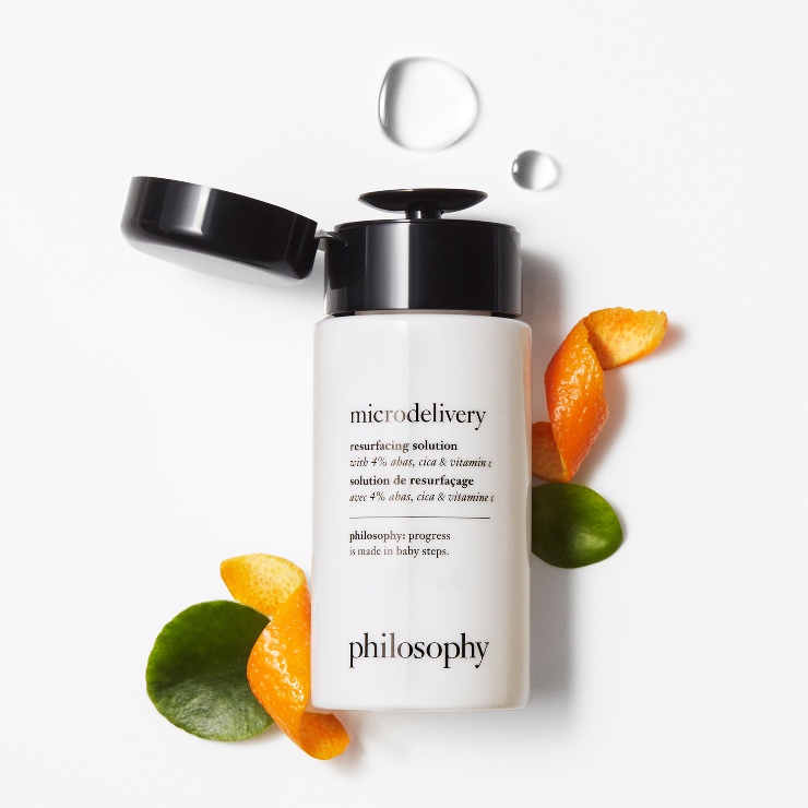 Eind vorig jaar lanceerde philosophy een nieuw product, namelijk de microdelivery resurfacing solution (note: alle namen van dit merk schrijf je zonder hoofdletter). Als groot fan ben ik natuurlijk gelijk begonnen het met testen en inmiddels zijn we enkele weken verder, zodat ik wat meer over dit fijne product kan vertellen.