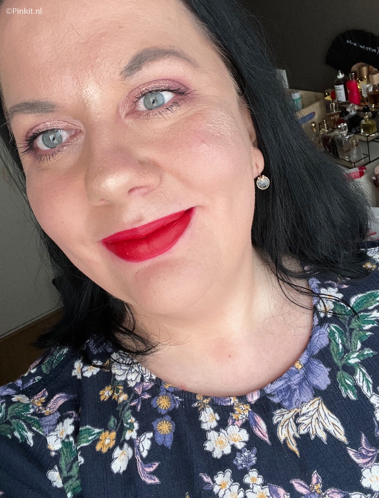 CTZN Cosmetics x Diipa Khosla lanceren CODE RED: 6 tinten rode lipstick voor iedere huidskleur. Met deze collectie maakt het new- age, inclusieve beautymerk haar belofte de perfecte make-up teint voor elke huidskleur te bieden weer waar! Ik was online bij het event aanwezig en ik moest even wachten tot de embargo voorbij was om eindelijk over deze lancering te kunnen schrijven. Ben je gek op prachtige rode lipsticks? Lees dan zeker even verder...