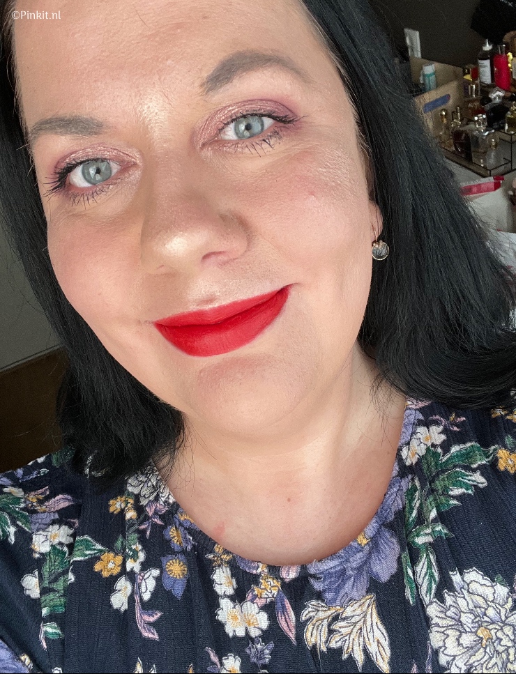CTZN Cosmetics x Diipa Khosla lanceren CODE RED: 6 tinten rode lipstick voor iedere huidskleur. Met deze collectie maakt het new- age, inclusieve beautymerk haar belofte de perfecte make-up teint voor elke huidskleur te bieden weer waar! Ik was online bij het event aanwezig en ik moest even wachten tot de embargo voorbij was om eindelijk over deze lancering te kunnen schrijven. Ben je gek op prachtige rode lipsticks? Lees dan zeker even verder...