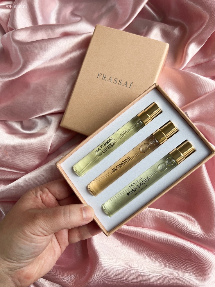 Een tijdje geleden heb ik een discovery kit ontvangen van het niche parfumhuis uit Argentinië: Frassaï . Dit merk is sinds kort verkrijgbaar in Nederland en ik dacht deze mooie tip is wel leuk om te delen hier op Pinkit.nl. Ik vertel in dit artikel wat meer over de Frassaï parfums: A Fuego Lento, Blondine & Rosa Sacara.