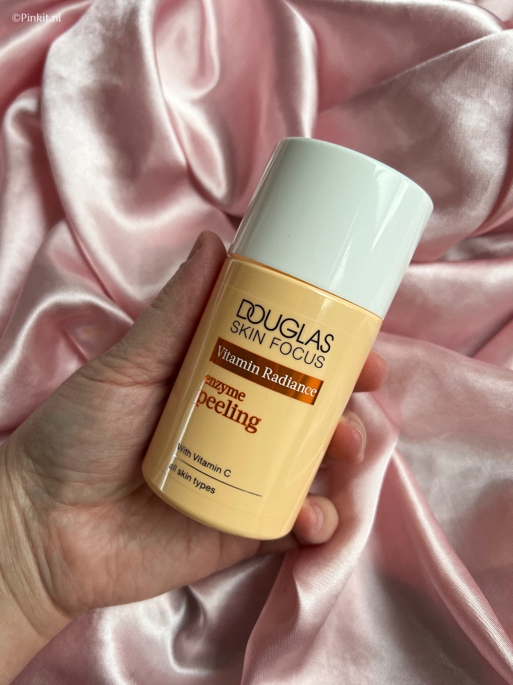 Douglas heeft diverse lijnen op het gebied van huidverzorging en van drie lijnen heb ik een aantal producten ontvangen. Tijd dus voor een nieuwe In The Mix, dit keer met producten uit de Douglas Essential, Collagen Youth & Vitamin Radiance lijnen.