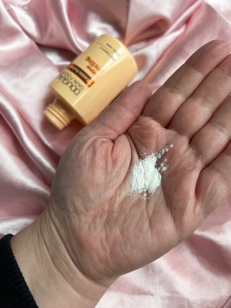 Douglas heeft diverse lijnen op het gebied van huidverzorging en van drie lijnen heb ik een aantal producten ontvangen. Tijd dus voor een nieuwe In The Mix, dit keer met producten uit de Douglas Essential, Collagen Youth & Vitamin Radiance lijnen.