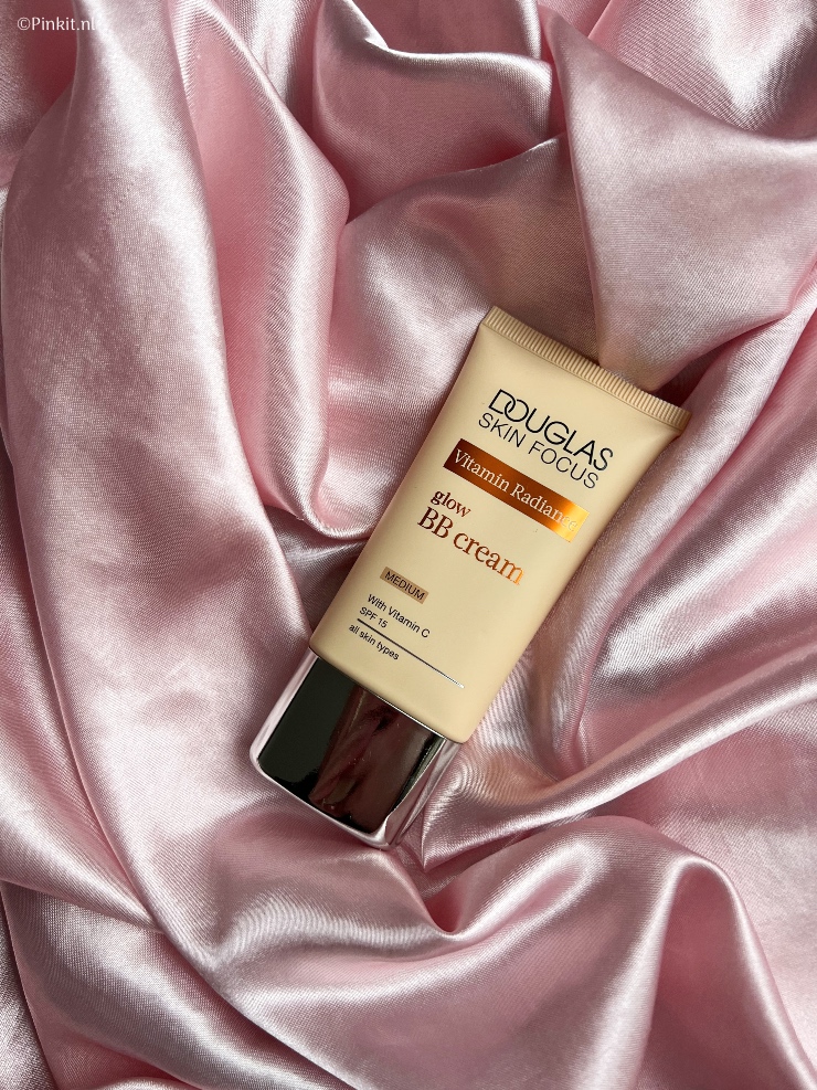 Douglas heeft diverse lijnen op het gebied van huidverzorging en van drie lijnen heb ik een aantal producten ontvangen. Tijd dus voor een nieuwe In The Mix, dit keer met producten uit de Douglas Essential, Collagen Youth & Vitamin Radiance lijnen.