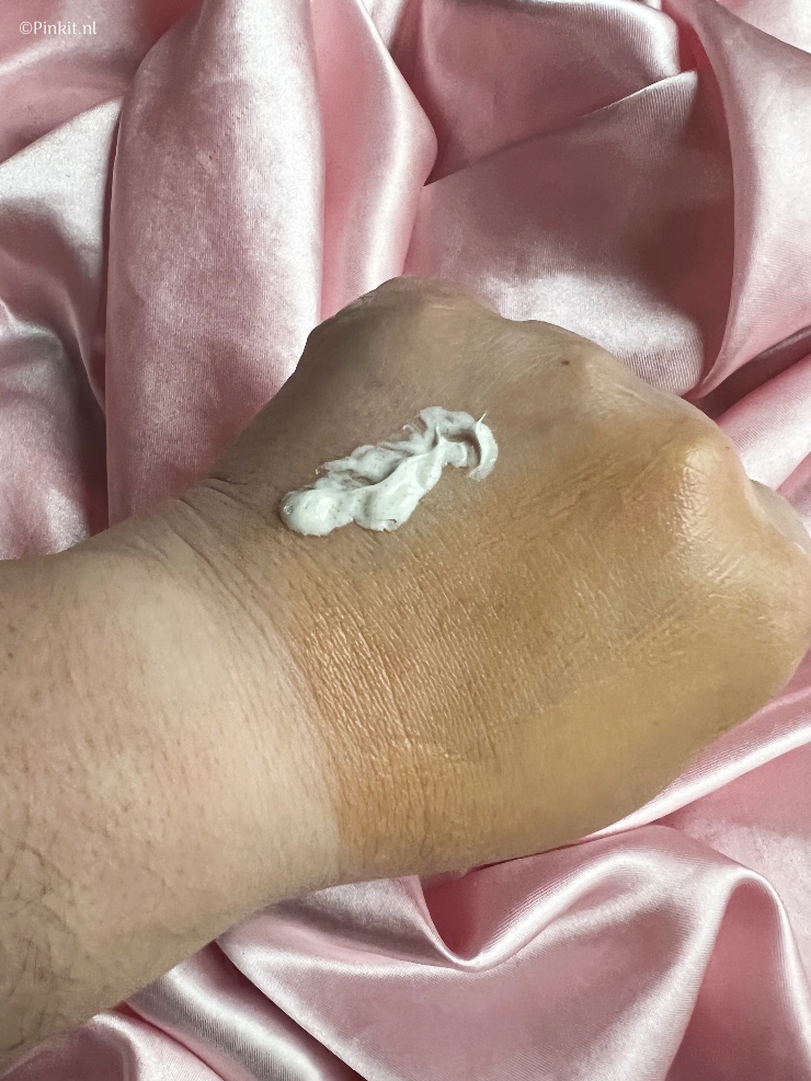 Douglas heeft diverse lijnen op het gebied van huidverzorging en van drie lijnen heb ik een aantal producten ontvangen. Tijd dus voor een nieuwe In The Mix, dit keer met producten uit de Douglas Essential, Collagen Youth & Vitamin Radiance lijnen.