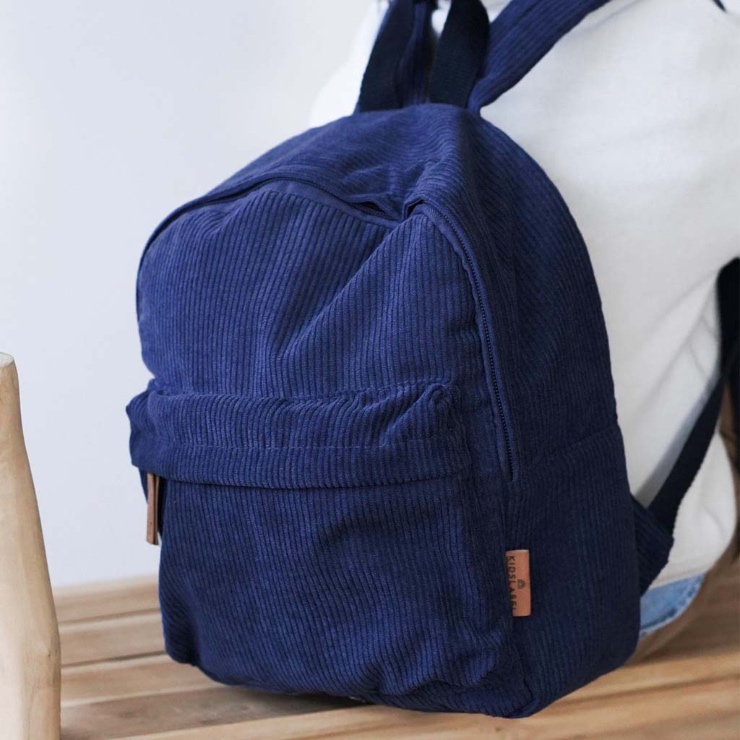 Het lijkt nog niet zolang geleden dat mijn dochter voor het eerst naar school ging met haar kinderrugzak, zelfgekozen outfit en staartjes. Inmiddels is zij alweer bijna 14 en breng ik regelmatig andere kindjes naar school. Soms is het wel jammer dat ik geen foto's heb van vroeger, van haar eerste keer naar school...vandaar ook dat ik een aantal tips in dit artikel heb verzameld.