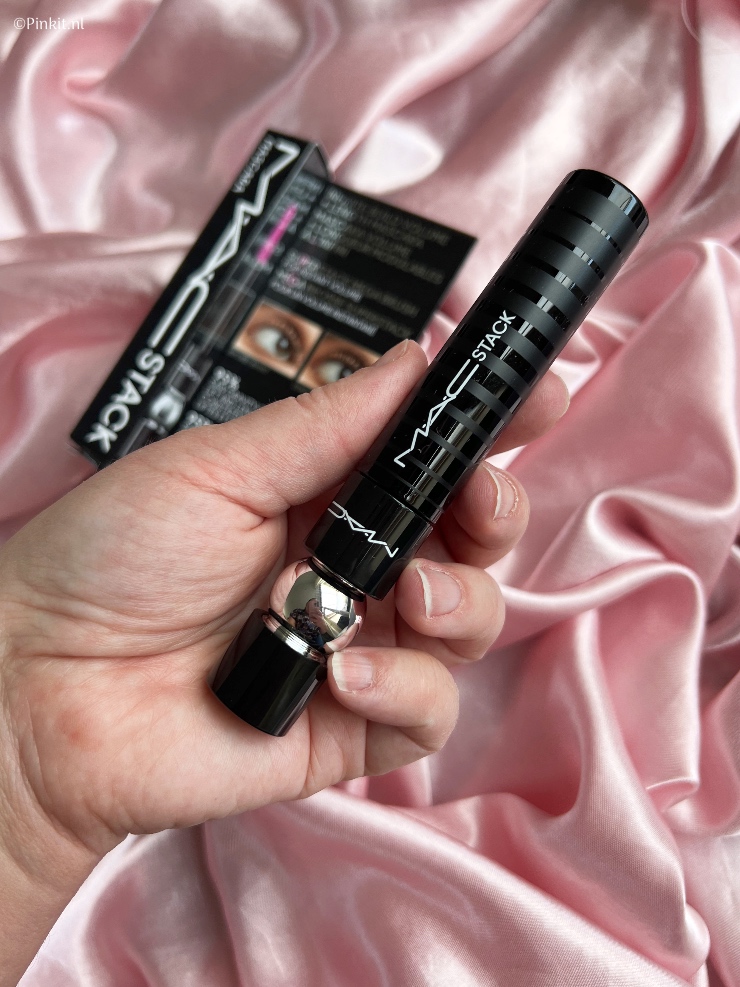 De nieuwste lancering van M.A.C Cosmetics is de M.A.CStack Mascara, een mega populaire mascara op o.a. Tiktok. Het is voor mij al even geleden dat ik een mascara van M.A.C Cosmetics heb getest, dus ik kon niet wachten om hiermee aan de slag te gaan. Dit product heeft namelijk nog al wat claims en beloftes...