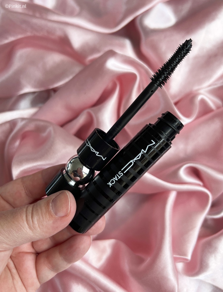 De nieuwste lancering van M.A.C Cosmetics is de M.A.CStack Mascara, een mega populaire mascara op o.a. Tiktok. Het is voor mij al even geleden dat ik een mascara van M.A.C Cosmetics heb getest, dus ik kon niet wachten om hiermee aan de slag te gaan. Dit product heeft namelijk nog al wat claims en beloftes...