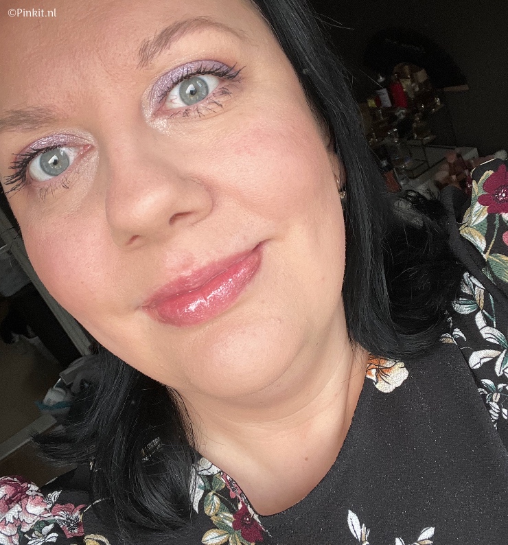 De nieuwste lancering van M.A.C Cosmetics is de M.A.CStack Mascara, een mega populaire mascara op o.a. Tiktok. Het is voor mij al even geleden dat ik een mascara van M.A.C Cosmetics heb getest, dus ik kon niet wachten om hiermee aan de slag te gaan. Dit product heeft namelijk nog al wat claims en beloftes...