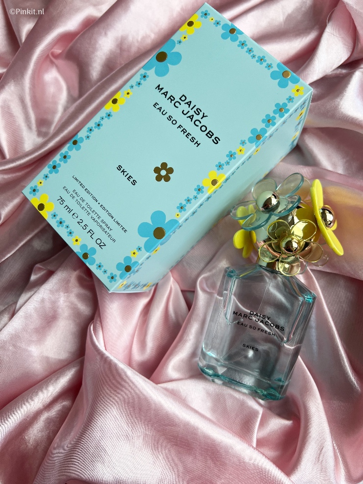 De lente is weer in aantocht! Dit is niet alleen te merken aan de zon, maar ook aan diverse nieuwe beauty lanceringen. Al jaren lanceert Marc Jacobs het beroemde parfum Daisy in meerdere limited editions, ik als groot liefhebster verzamel deze parfums al jaren met veel liefde en plezier. Ook dit jaar zijn er drie verschillende geuren uitgebracht: Marc Jacobs Daisy Skies, Marc Jacobs Daisy Eau So Fresh Skies & Marc Jacobs Daisy Love Skies. ik heb Marc Jacobs Daisy Eau So Fresh Skies ontvangen, daar vertel ik in dit artikel wat meer over.