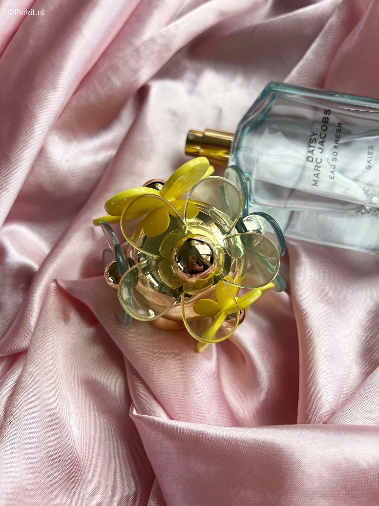De lente is weer in aantocht! Dit is niet alleen te merken aan de zon, maar ook aan diverse nieuwe beauty lanceringen. Al jaren lanceert Marc Jacobs het beroemde parfum Daisy in meerdere limited editions, ik als groot liefhebster verzamel deze parfums al jaren met veel liefde en plezier. Ook dit jaar zijn er drie verschillende geuren uitgebracht: Marc Jacobs Daisy Skies, Marc Jacobs Daisy Eau So Fresh Skies & Marc Jacobs Daisy Love Skies. ik heb Marc Jacobs Daisy Eau So Fresh Skies ontvangen, daar vertel ik in dit artikel wat meer over.