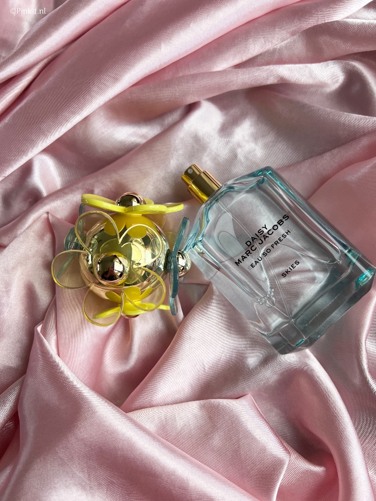 De lente is weer in aantocht! Dit is niet alleen te merken aan de zon, maar ook aan diverse nieuwe beauty lanceringen. Al jaren lanceert Marc Jacobs het beroemde parfum Daisy in meerdere limited editions, ik als groot liefhebster verzamel deze parfums al jaren met veel liefde en plezier. Ook dit jaar zijn er drie verschillende geuren uitgebracht: Marc Jacobs Daisy Skies, Marc Jacobs Daisy Eau So Fresh Skies & Marc Jacobs Daisy Love Skies. ik heb Marc Jacobs Daisy Eau So Fresh Skies ontvangen, daar vertel ik in dit artikel wat meer over.