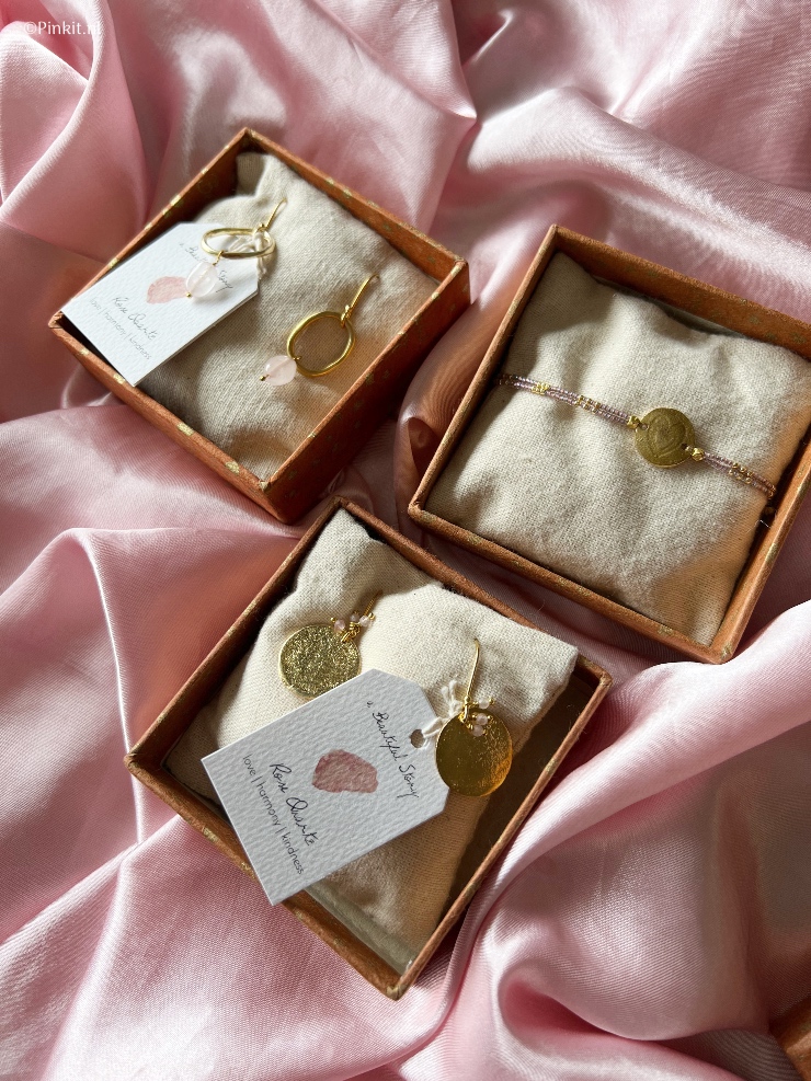 Op 8 mei is het bijna overal Moederdag. Een speciale dag voor álle moeders. Voor de liefste moeders, bijna moeders, bonus moeders, nooit moeders, single moeders, schoonmoeders, wannabe moeders en grootmoeders. Een mooie gelegenheid om liefde en dankbaarheid te tonen. In de Spring Summer-collectie van A Beautiful Story vind je de mooiste moederdagcadeaus. Natuurlijk zijn deze items geschikt voor elke gelegenheid of gewoon om iets moois voor jezelf te kopen.